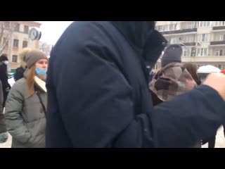 free навальный предатель с таким плакатом парень простоял не долго hd