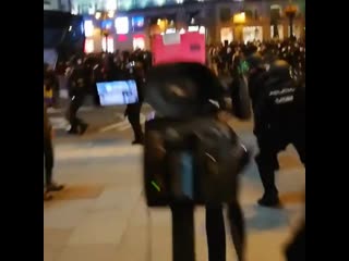 free испании вторая подряд ночь массовых беспорядков после ареста каталонского рэпера пабло hd