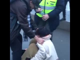free велосипедный оппозиционер кирцер брызнул в лицо даме перцовым газом hd