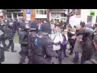 free в немецком городе кассель акция против антиковидных ограничений переросла в драку hd