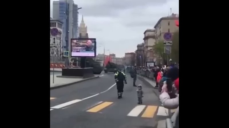free полицейский взял ребенка на руки чтобы тот смог лучше увидеть проезжающие мимо танки hd
