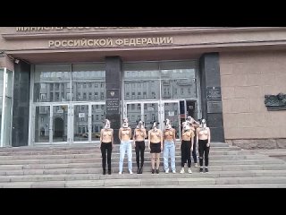 free защитницы молодые топлес провели акцию у минсельхоза в защиту коров просят перейти на пальмовое масло hd