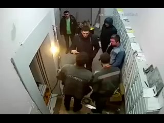 free в сети появилось видео драки в подмосковной балашихе где как утверждается жильцы стреляли в лифтёров hd