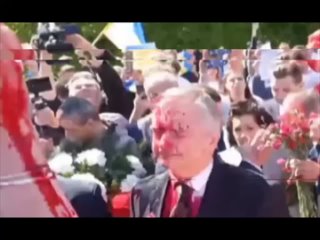 free варшаве напали на российского посла облили красной краской когда он попытался возложить венок на кладбище советских hd