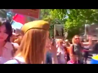 free в мадриде на акции бессмертный полк женщина вышла с украинским флагом и антироссийским плакатом hd