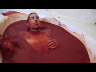 free дибила нам в ленту парень залез в ванну наполненную соусом чили hd