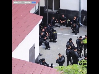 free полицейские во вермя протестов в кишиневе развлекались игрой в карты mp4 hd