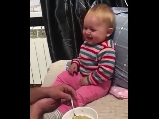 free папа прелесть и малыш как весело им не до еды тут hd