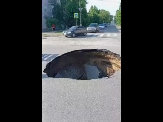 free в урюпинске прямо посреди дороги по невыясненной причине появилась огромная яма в которую чуть не угодила ока hd