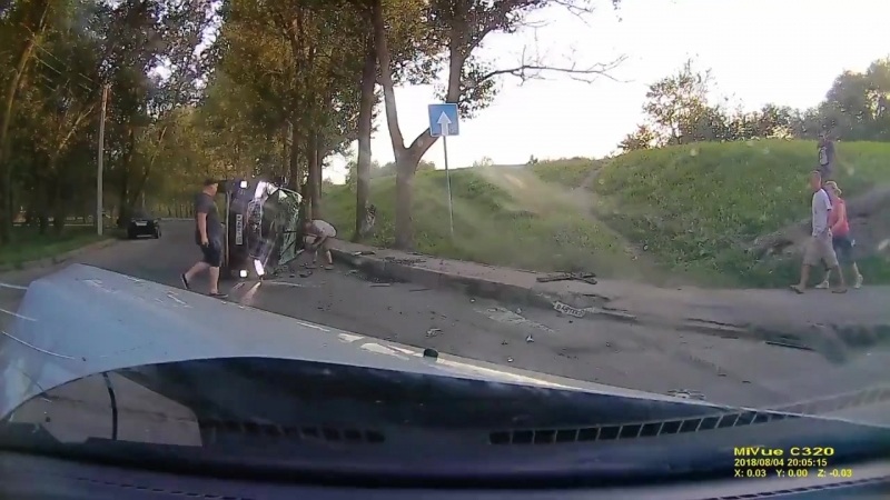 free нарушитель пдд перевернулся через крышу после аварии в великом новгороде hd