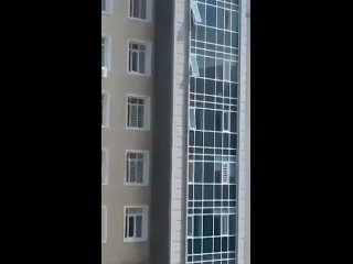 free мужчина вылез из окна своей квартиры на восьмом этаже чтобы поймать беспомощную трехлетнюю девочку hd