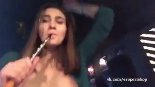free охуенная девочка танцует голая в клубе подруги в ахуе светит грудью любительское видео на публике жара прилюдно hd