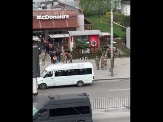 free днепропетровские военкомы решили отловить добровольцев в только что открывшемся макдональдсе hd