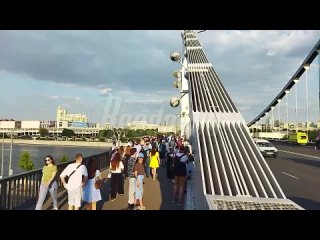 free мужчина забрался на верхушку крымского моста в москве и уже час не слезает hd