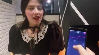 free девушка кончает сидя на вибраторе на улице голая мастурбирует дрочит на уроке в школе села на дилдо фаллос самотык hd