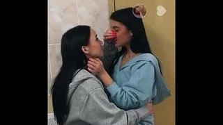free слив шлюшка амина tenderlybae сосется с лесби подружкой твои блогерши hd