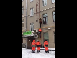free несчастный случай при чистке снега ребят реально жалко hd