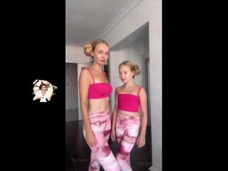 free две золотовласки прекрасные мама и доченька мама молодец с детства учит доченьку заботиться о волосах hd