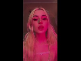 free морана баттори показывает ахегао и шлёпает себя по попке hd