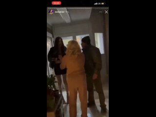 free толпа трансов залила перцоой консьержку и охранника hd