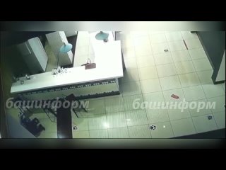 free появилось видео момента нападения с ножом повара иностранца на охранника в торговом центре башкирии720p456241427 mp4 hd