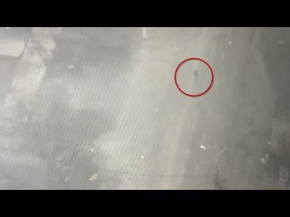 free мариуполь в безоружного мирного жителя российские оккупанты стреляют из танка hd