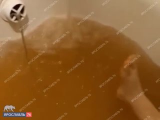free мама маленького ярославца купает малыша в ванне с грязной водой hd