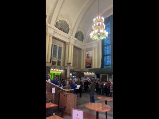 free атмосфера на центральном железнодорожном вокзале в киеве киевский духовой оркестр дает концерт ко дню соборности hd