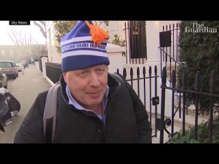 free борис джонсон в лондоне даёт комментарий по поводу финансового скандала на голове у него шапка укрза hd