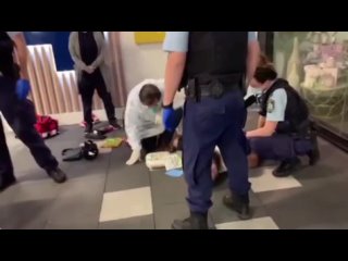 free жестокость полиции мать сиднея умоляет снимите наручники с умирающего сына когда спецназ приближается hd