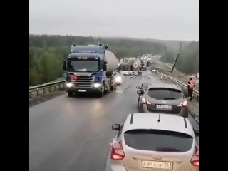free мужикам стало скучно в пробке и поэтому они решили устроить музыкальную паузу hd