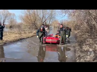 free спасатели янао вывозят людей и молодые с затопленных территорий курганской области hd