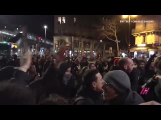 free макрона эвакуировали из театра в париже в здание пытались прорваться протестующие hd