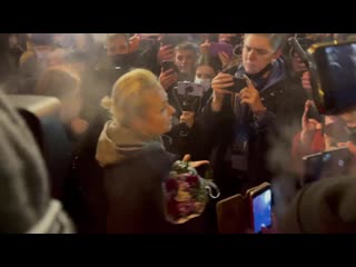free юлия навальная перед тем как сесть в машину и уехать из аэропорта hd