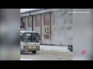 free в горно алтайске водитель подогнал автобус к горящему тц и спас людей его хотят наградить hd