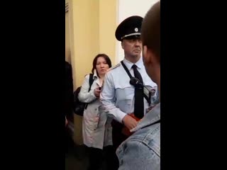 free ебное позорище в мусорской форме схватил девушку за то что она назвала его бессовестным hd