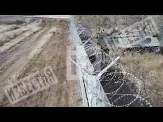 free камера сняла как пьяный ефрейтор на бмп проломил забор аэропорта в волгограде hd