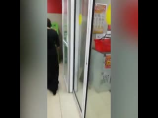 free спалилась цыганку поймали на краже под ее юбкой поместилась целая корзина покупок hd