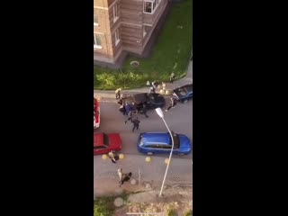 free во время пожара в мурино людям пришлось таким образом убирать припаркованное авто чтобы могла проехать пожарная hd