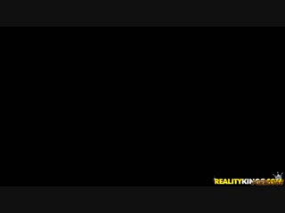 free пышная брюнетка неслабо зажгла в групповухе во время съемок межрасового лесбийского порно hd