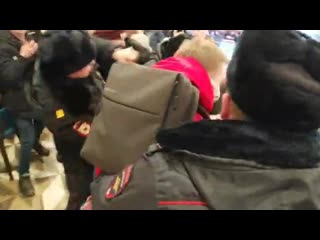 free 01 только что в тц галерея очень жестко задержали активиста сергея беляева так же задержана александра козичева hd