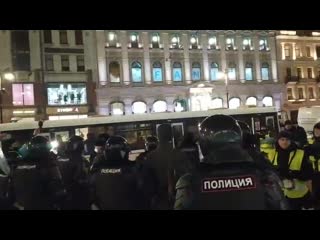 free у гостиного двора уже более 23 задержанных создаётся впечатление что полиция задерживает случайных прохожих hd