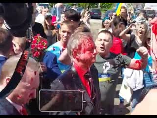 free агрессивно настроенные поляки и украинцы облили российского посла в польше сергея андреева красной краской hd