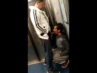 free чувак отсосал при всех в метро я сосу член и я горжусь этим гей группа 18 hd