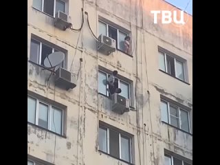 free в каспийские полицейские спасли трёхлетнюю девочку которая вылезла в открытое окно девятого этажа пока родителей не hd