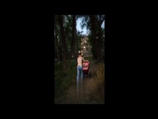 free полуголая мать чуть не перевернула коляску с младенцем hd