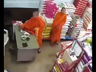 free родиться бедным это не ошибка но если ты становишься монахом и все равно беден это ошибка кхмерская народная мудрость hd