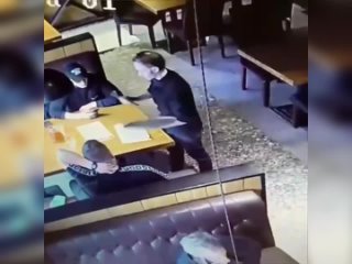 free нокаут из за супа в подмосковье мужчина вырубил официанта потому что не знал какое горячее ему заказать hd
