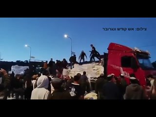 free ничего особенного просто евреи в израиле грабят машину везущую гуманитарную помощь в сектор газа и это типа самый hd