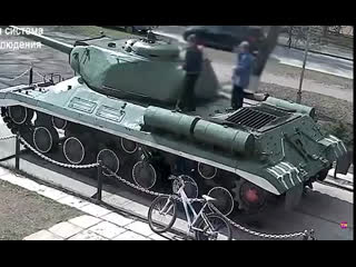 free в саратове школьникам настолько скучно что они по частям разбирают танки hd